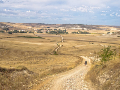 朝圣者穿过 Meseta 中央高原 走向 Hornillos卡斯蒂利亚和西班牙里昂