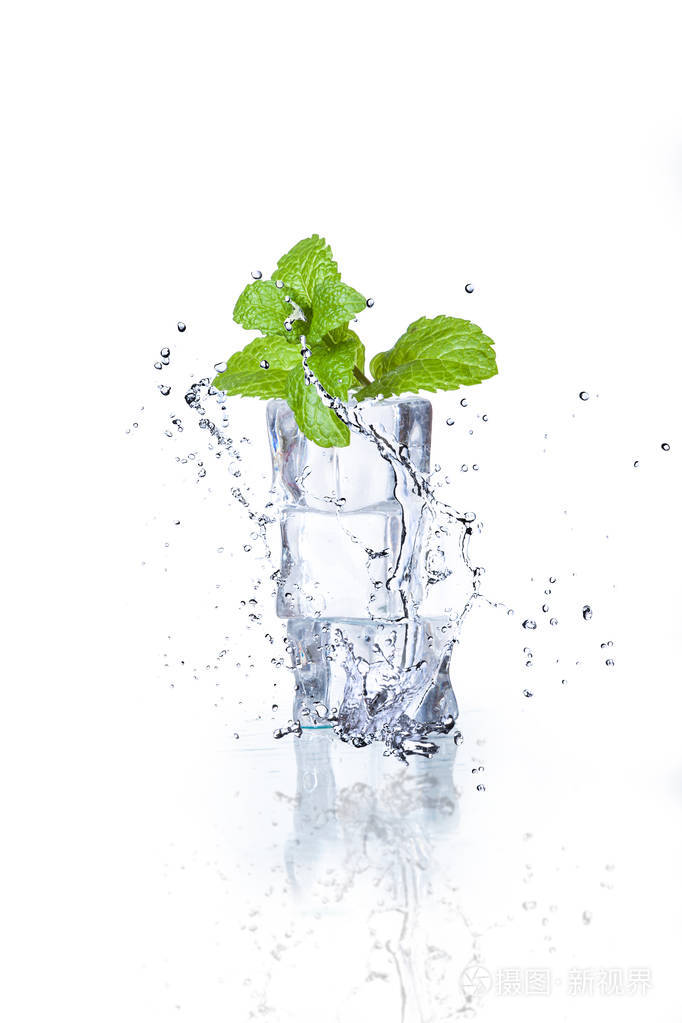 冰块和飞溅的水与薄荷在白色背景