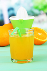 果汁 柑橘新闻和成熟橙绿色木桌上玻璃