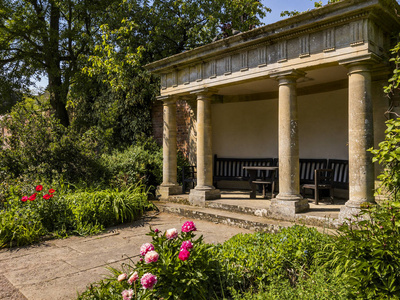 英国乡村小屋花园, 鲜花庄严的家