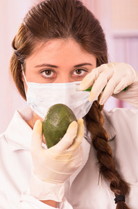 年轻漂亮的女人生物学家尝试鳄梨