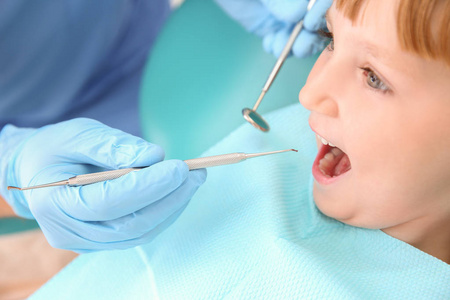 牙医检查小女孩的牙齿在诊所, 特写