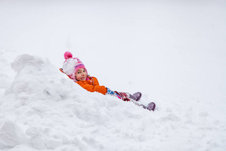 女婴穆斯林躺在雪堆, 欢乐的冬天, 空旷的白色空间