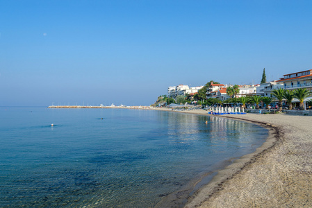希腊，Nea Kallikratia 早上视图从码头上海滩