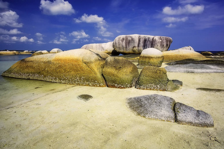 从我这里可以看到坦戎汀吉海滩上的一群大石头照片