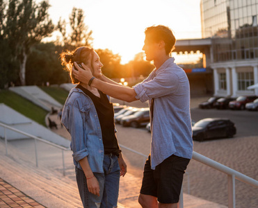 可爱的年轻的时髦夫妇约会在夏季日落