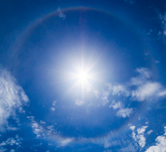 彩虹在蓝蓝的天空日冕太阳光环在蓝蓝的天空照片