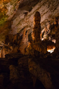 波斯托伊纳洞穴地下洞穴中的钟乳石和石笋观