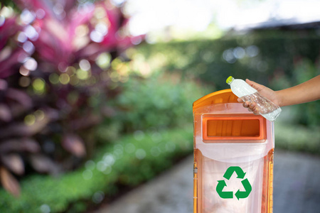 男人手把塑料回收概念环保世界循环复用照片