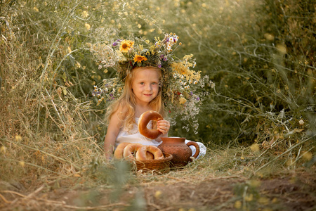 女孩在田野里, 手里拿着鲜花