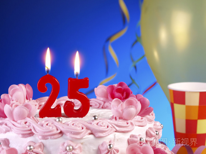 与显示nr的红蜡烛的生日蛋糕25