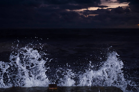 夜晚在黑海上飞溅的波浪