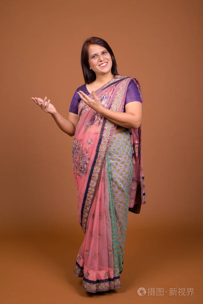 印度妇女穿着纱丽印度传统服装和显示复制空间