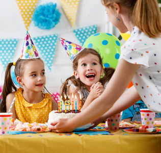 孩子们的生日。快乐的孩子与蛋糕和气球
