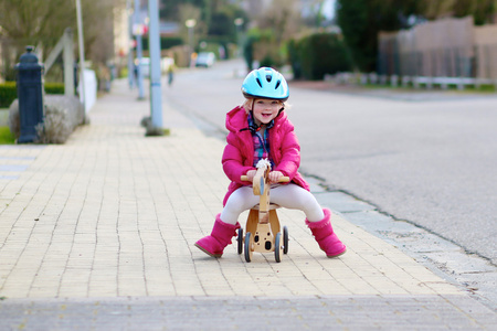 小孩在街上骑三轮车玩照片