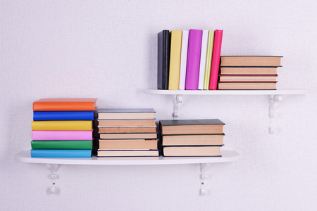 办公室书墙设计在白色的书架上的书墙背景照片