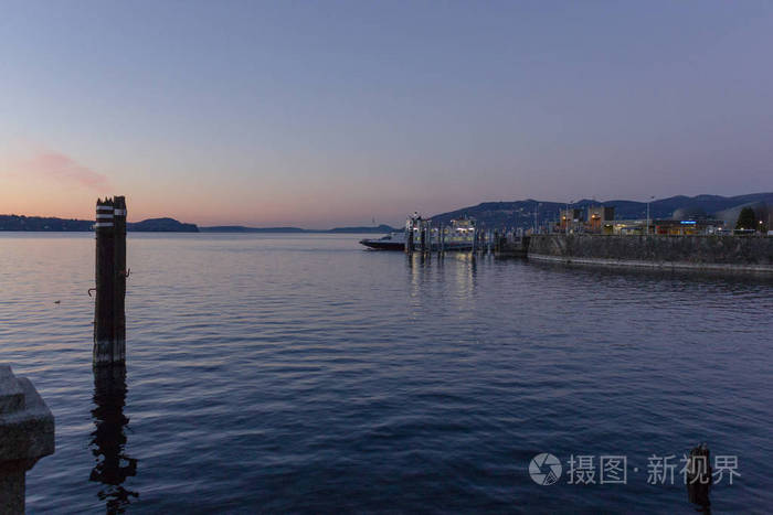 在韦尔巴尼亚和 palanza 之间的春天湖畔马焦雷湖的早晨风景