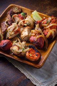 印度菜 tandoori 烤箱烤开胃菜盘, 包括 malai tikka 鸡肉烤肉串虾和 seekh 烤肉串