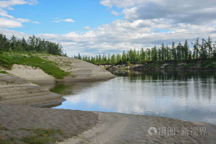 泰梅尔半岛自然公园的河流北方河的夏季景观