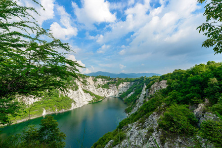 废弃采矿业的标志性的泰国春武里府 大峡谷的。风景秀丽的湖泊和山脉的自然风光