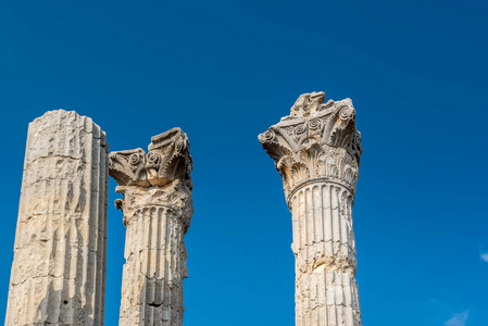 以蓝天, 大理石专栏宙斯寺庙在 Uzuncaburc 古城位于 Uzuncaburc, Silifke, 梅尔辛, 土耳其