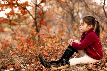 时尚的孩子5岁在秋季公园摆姿势