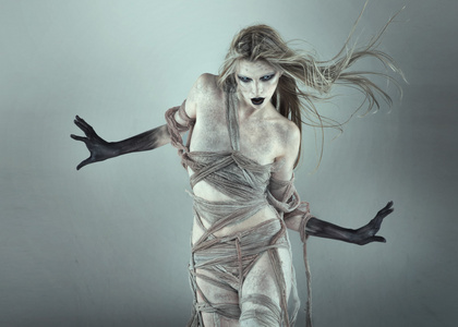 步行死去的女孩照片