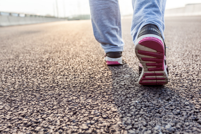 女性在路上跑的特写