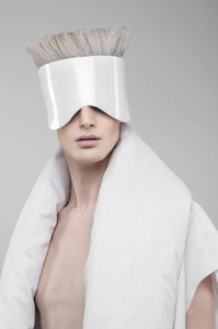 脸色苍白的金发男人照片