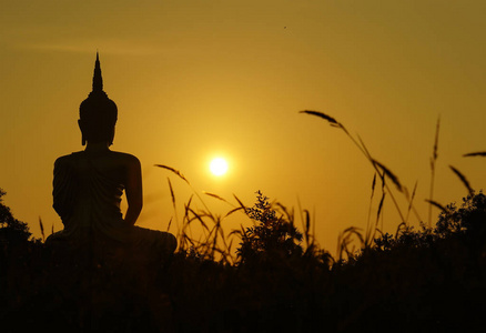佛教雕塑前的日落