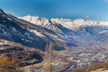 山的春天全景与少许雪