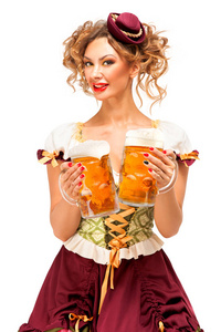 创意概念照片的啤酒节服务员穿着传统的巴法力亚服装与啤酒隔离白色背景