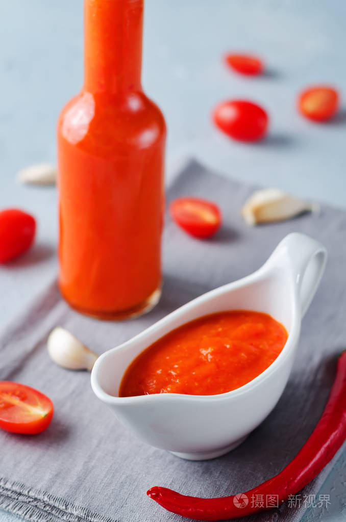 烤红辣椒番茄蒜汁在石头的背景色调选择性聚焦