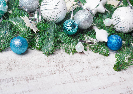 圣诞节或新年背景 冷杉树枝, 球, 装饰品。地方为您的祝贺