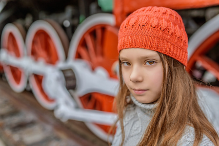小女孩附近旧蒸汽机车图片