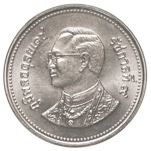 是在白色背景下,1 泰铢今天过时纸币和硬币的泰国泰铢2 泰铢硬币20