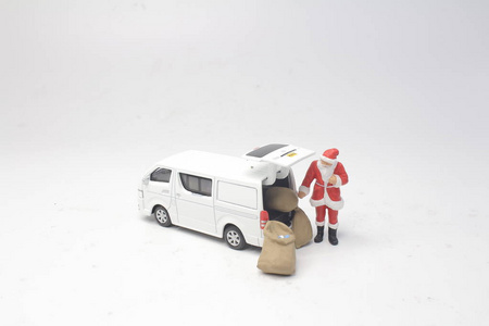 圣诞老人正在驾驶送货车