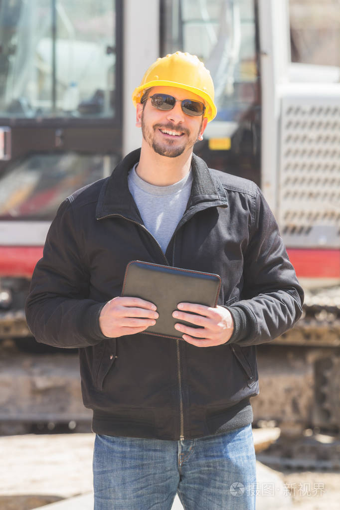 实际和普通建筑工人使用片剂在他的工作