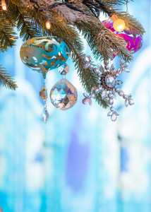 单盘七彩的饰物装饰一棵圣诞树图片