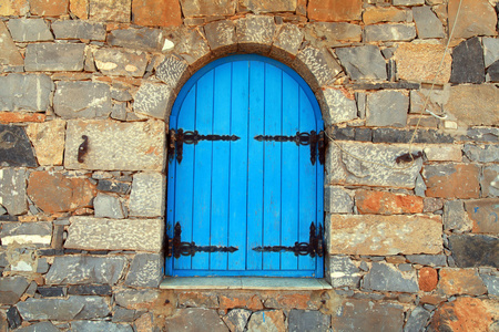 带有蓝色关闭百叶窗，克里特岛，希腊复古窗口
