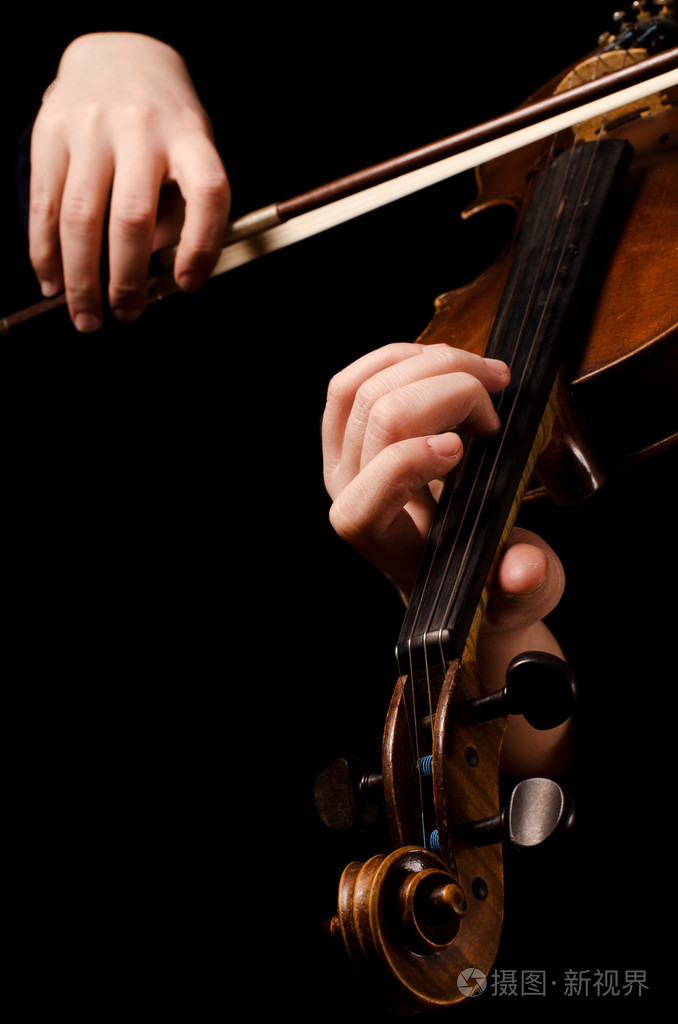 女的手上黑色的小提琴