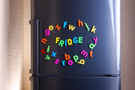 word 冰箱阐明冰箱上使用彩色磁性字母