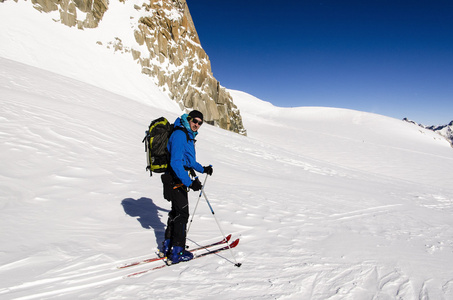 在阿尔卑斯山的滑雪旅游