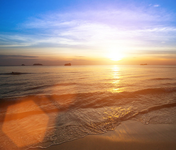 在海岸的暹罗海湾上美丽的夕阳