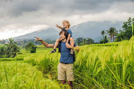 父亲和儿子的旅行者摆在 Jatiluwih 米梯田, 巴厘岛, 印度尼西亚