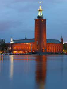 斯德哥尔摩市政厅在夏天的夜晚