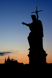 布拉格约翰的浸礼会教友雕像从查尔斯桥和圣维特大教堂