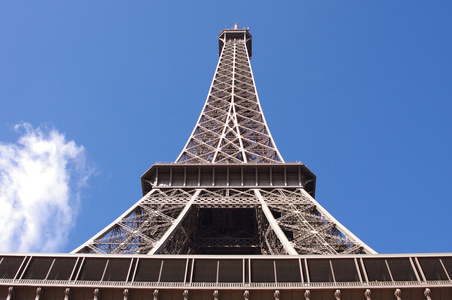 蓝蓝的天空背景下，巴黎的埃菲尔铁塔