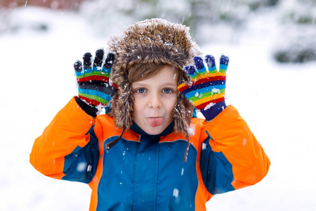 快乐的孩子男孩在冬天玩雪