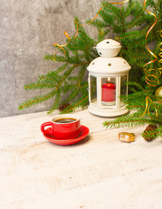 圣诞节或新年背景 红色杯子与咖啡, 蜡烛灯笼, 树在白色木背景